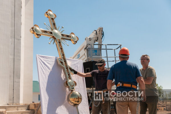 На строящемся храме в Первомайске установили крест